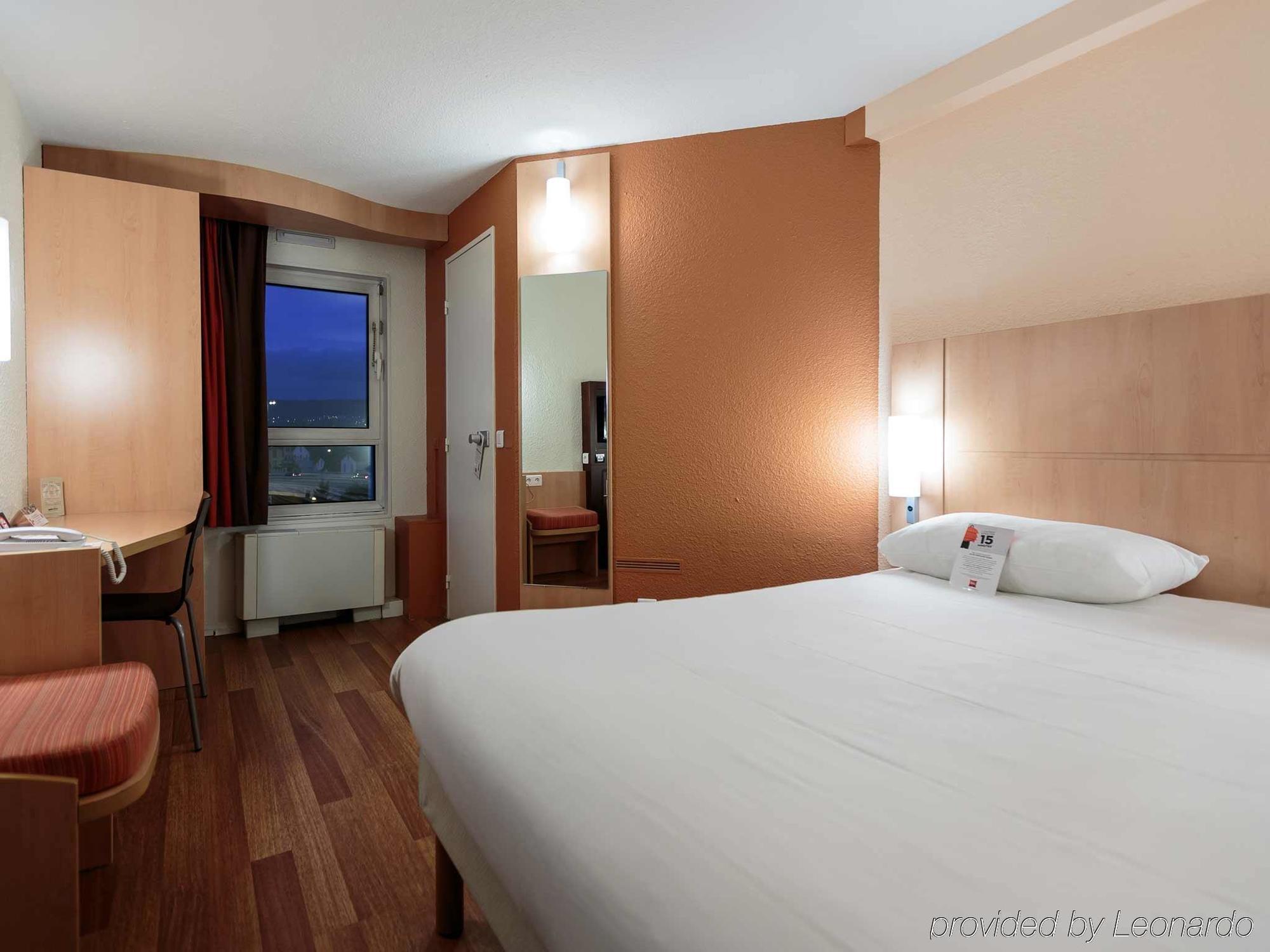 Ibis Clermont Ferrand Sud Herbet Buitenkant foto